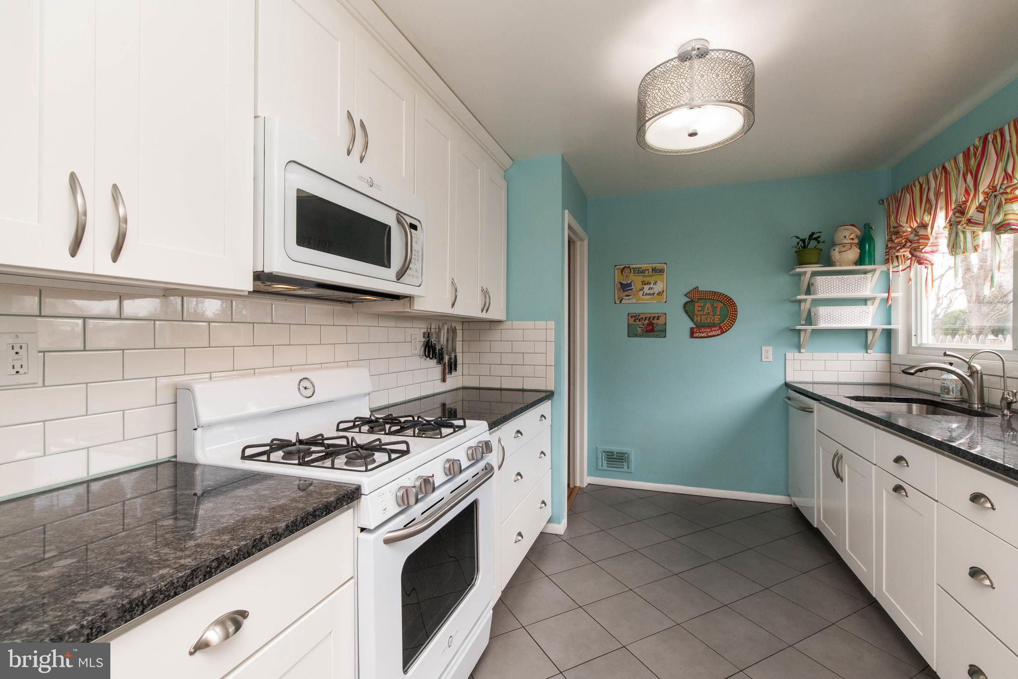 44 East Timonium Road Lutherville-Timonium, MD 21093 - Photo 11 of 48 Granite counters gas stove, built in microwave