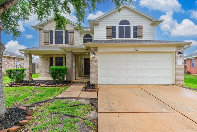 a view of a yard in front of house