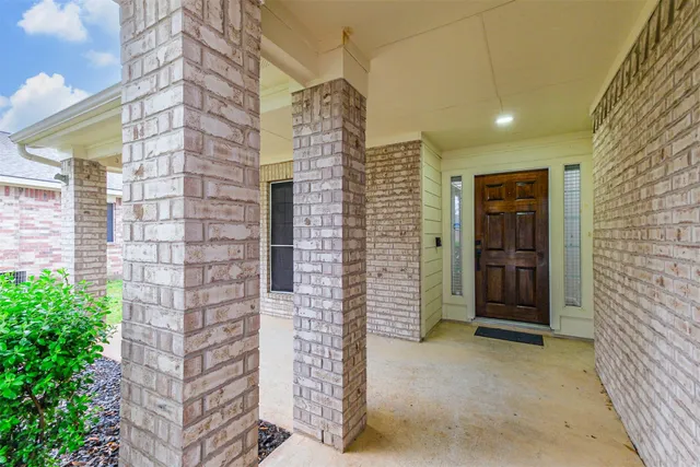 a view of entryway with a bathroom