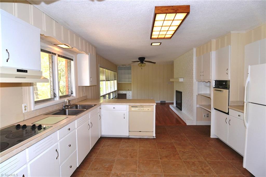 3517 Rolling Road High Point, NC 27265 - Photo 7 of 21 Kitchen