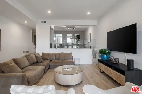 $7,250 | 17165 Palisades Circle, Pacific Palisades, CA 90272