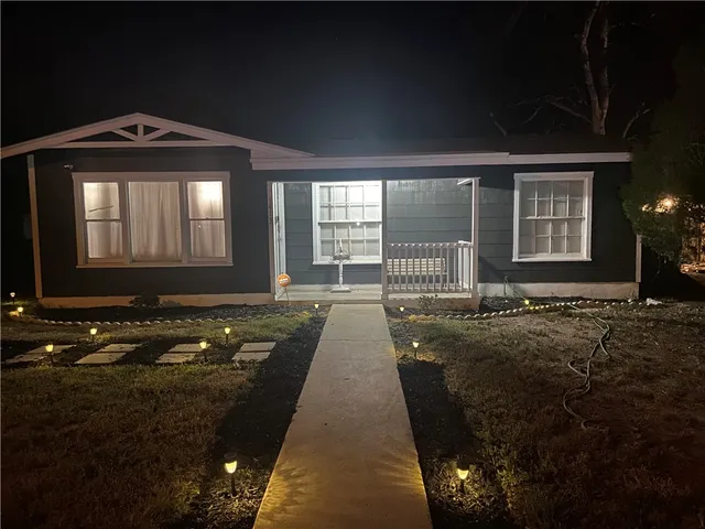 a view of a house with backyard