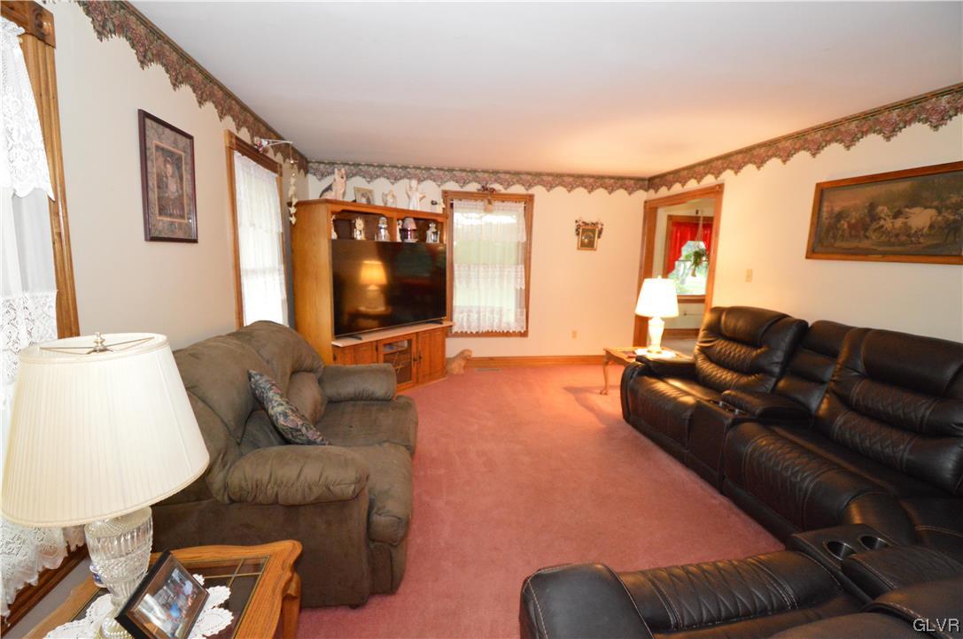2354 Yost Road Bath, PA 18014 - Photo 8 of 45 Liing room