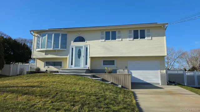 $3,500 | 4 Willow Street, Selden, NY 11784