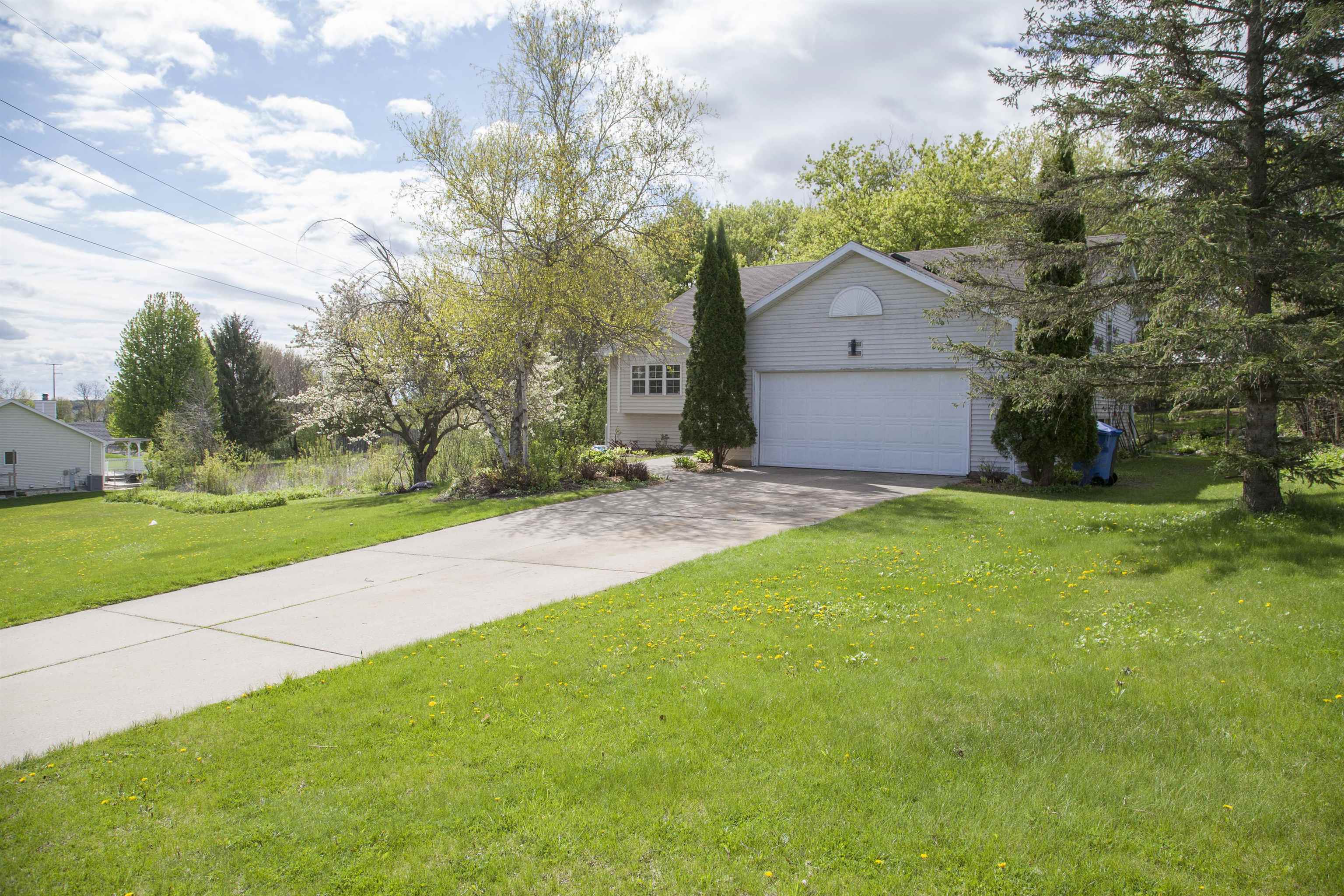819 Spellman Street Mount Horeb, WI 53572 - Photo 3 of 32