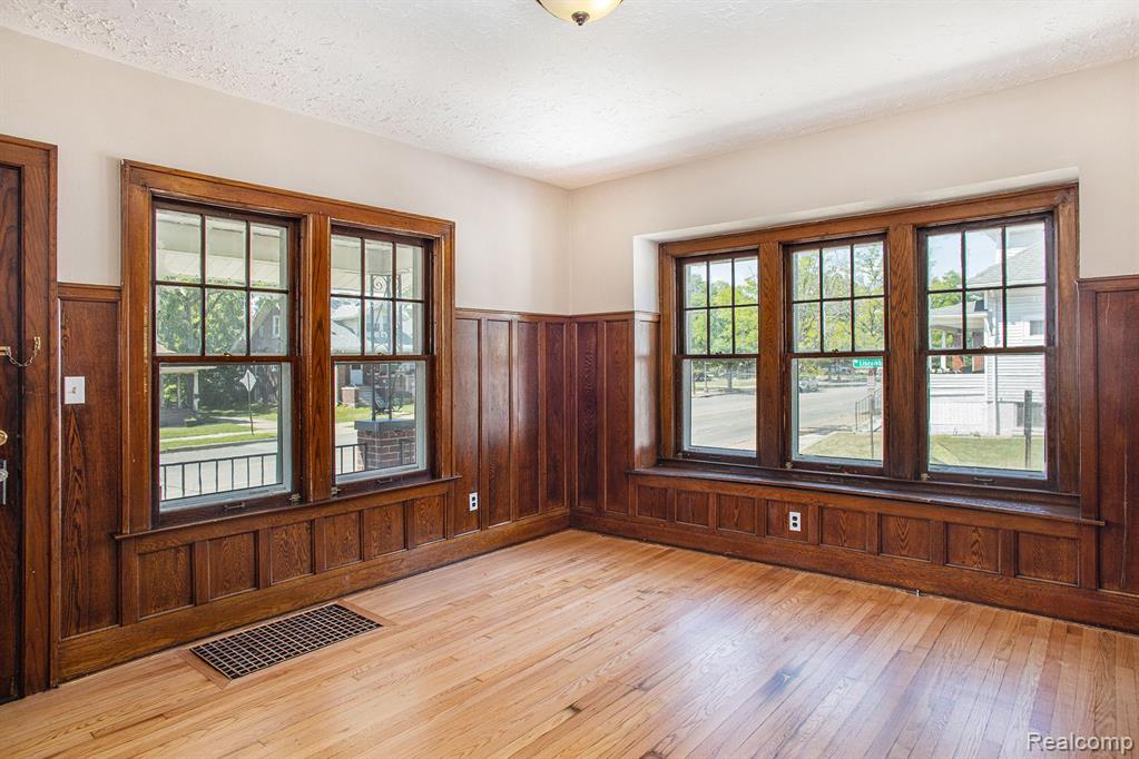 16321 East 9 Mile Road Eastpointe, MI 48021 - Photo 4 of 25