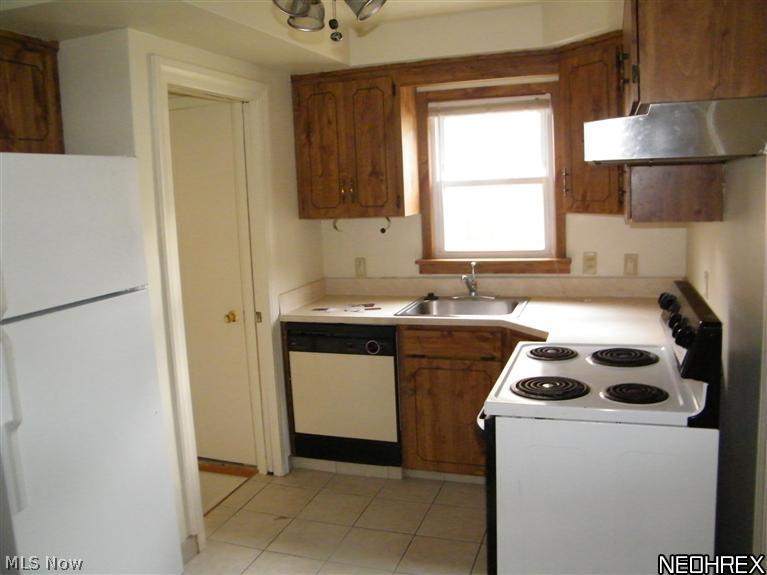 4401 Adrian Road Cleveland, OH 44121 - Photo 4 of 19 KITCHEN