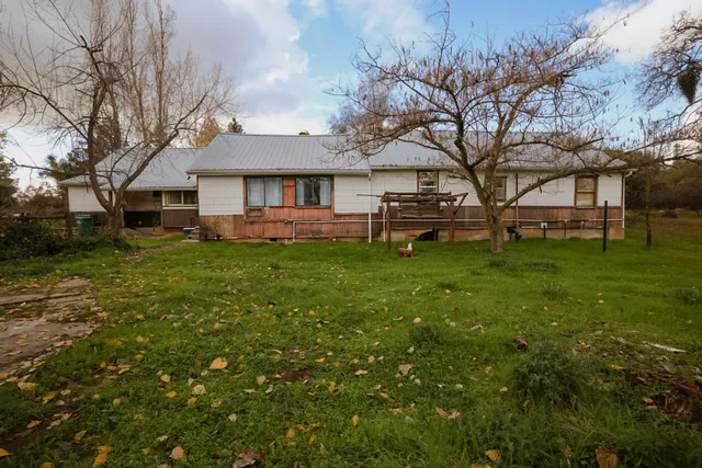 a view of a house with a yard