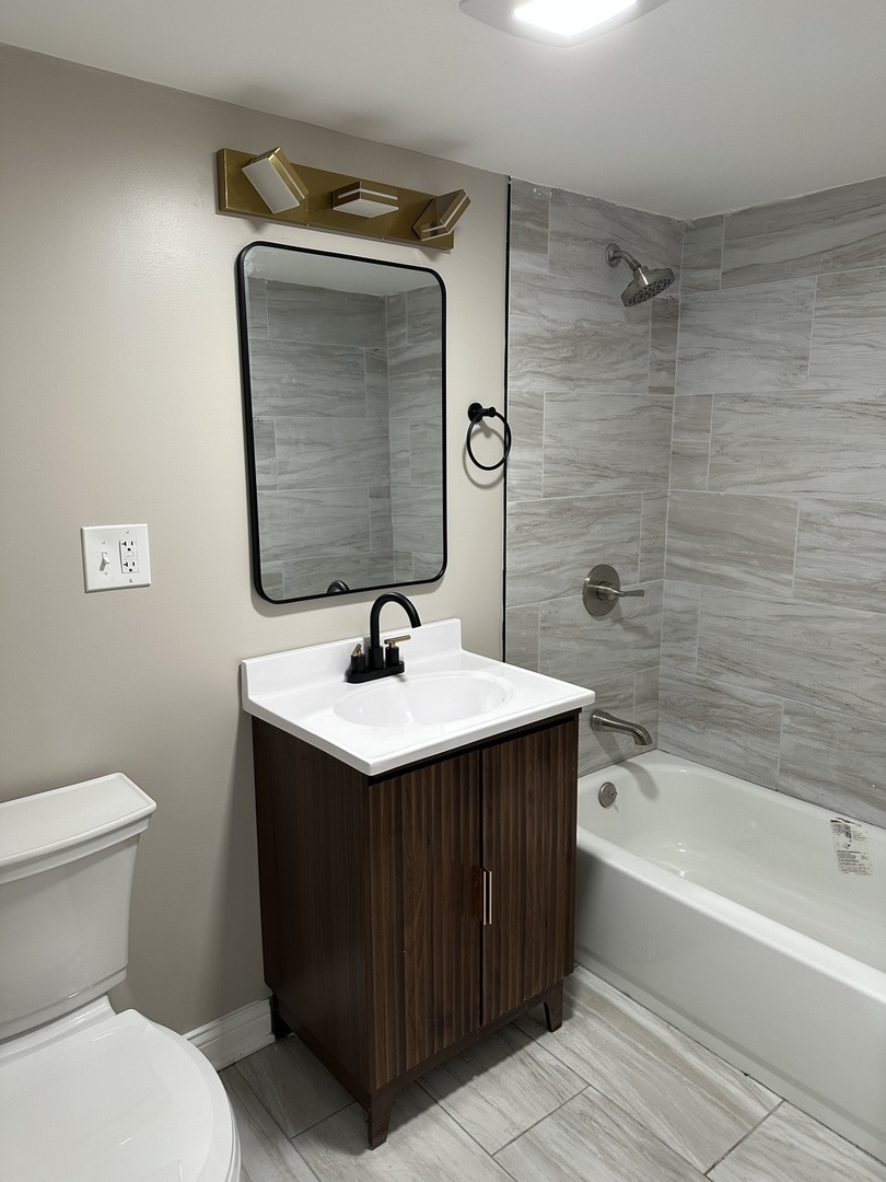 11754 South Laflin Street Chicago, IL 60643 - Photo 14 of 18 a bathroom with a sink a toilet and bathtub