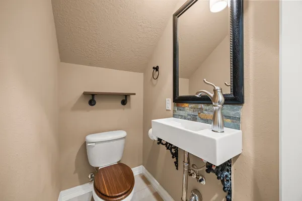 en empty room with windows and ceiling fan