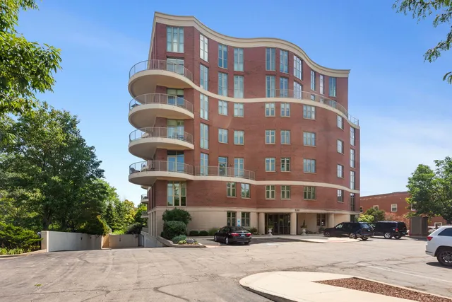 $879,900 | 520 South Washington Street, Unit 103, Naperville, IL 60540