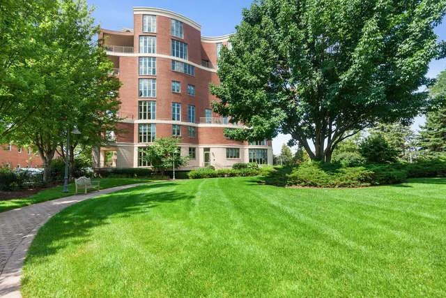 $879,900 | 520 South Washington Street, Unit 103, Naperville, IL 60540