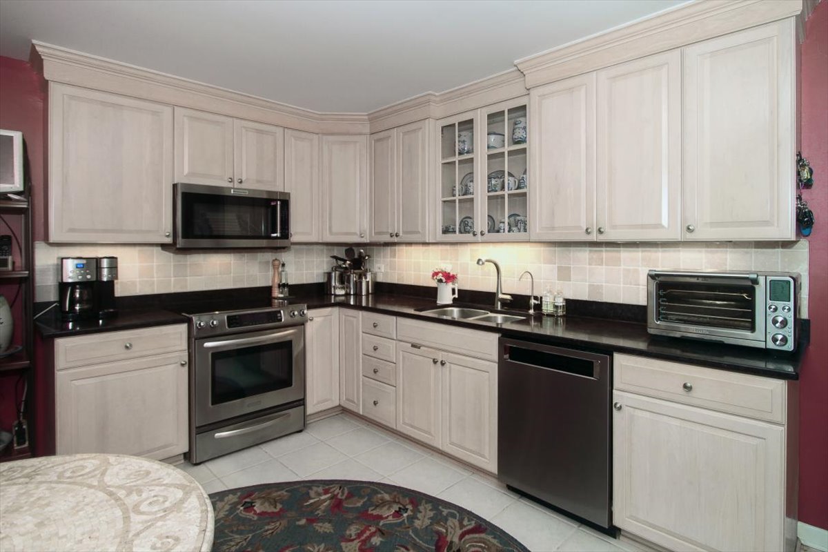 660 Old Barn Road, Unit F24 Lake Barrington, IL 60010 - Photo 14 of 54