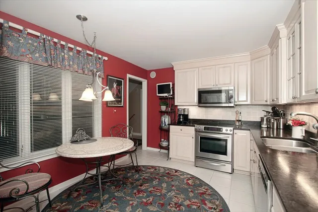 $739,000 | 660 Old Barn Road, Unit F24, Lake Barrington, IL 60010