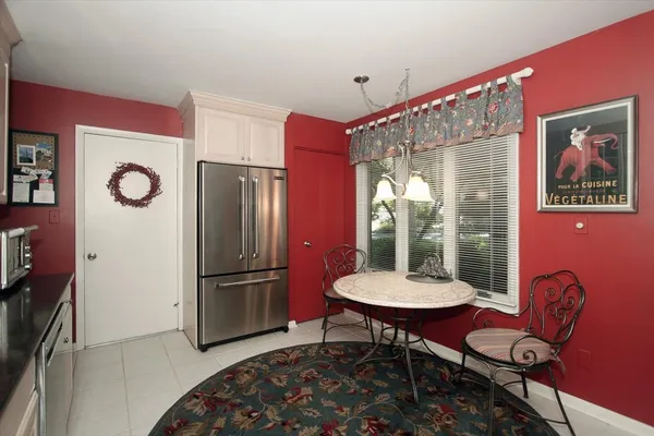 $739,000 | 660 Old Barn Road, Unit F24, Lake Barrington, IL 60010