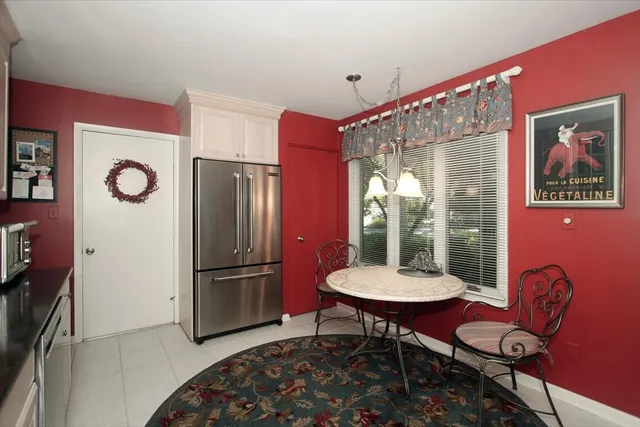 $739,000 | 660 Old Barn Road, Unit F24, Lake Barrington, IL 60010