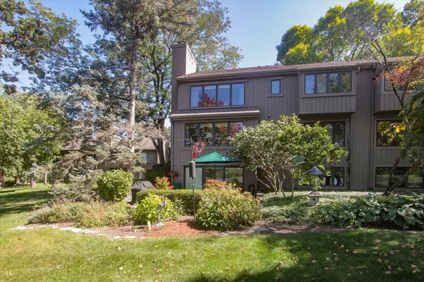 $739,000 | 660 Old Barn Road, Unit F24, Lake Barrington, IL 60010