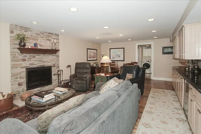 $739,000 | 660 Old Barn Road, Unit F24, Lake Barrington, IL 60010