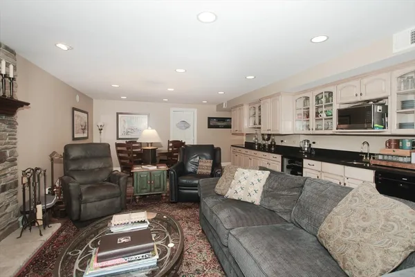 $739,000 | 660 Old Barn Road, Unit F24, Lake Barrington, IL 60010