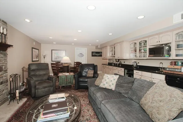 $739,000 | 660 Old Barn Road, Unit F24, Lake Barrington, IL 60010