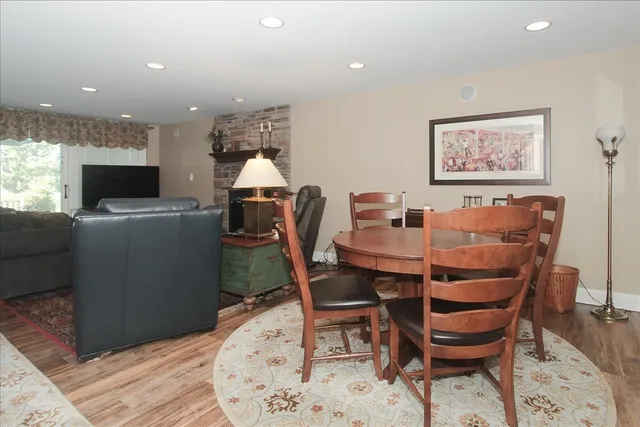 $739,000 | 660 Old Barn Road, Unit F24, Lake Barrington, IL 60010