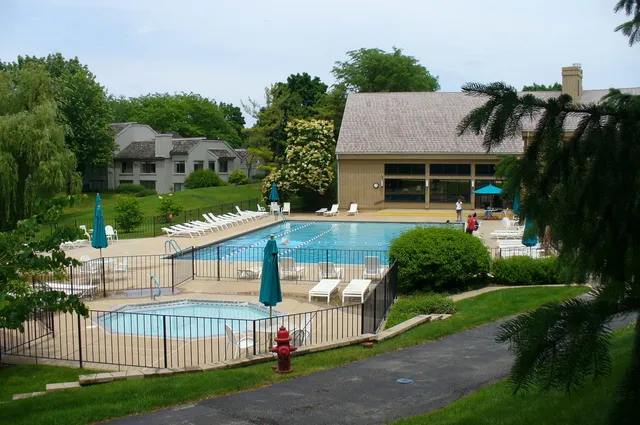 $739,000 | 660 Old Barn Road, Unit F24, Lake Barrington, IL 60010