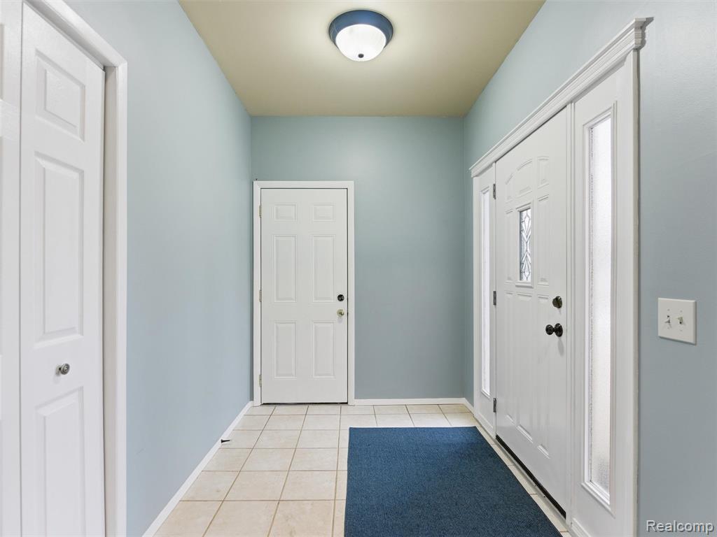 1595 Deerhurst Lane Rochester Hills, MI 48307 - Photo 4 of 40