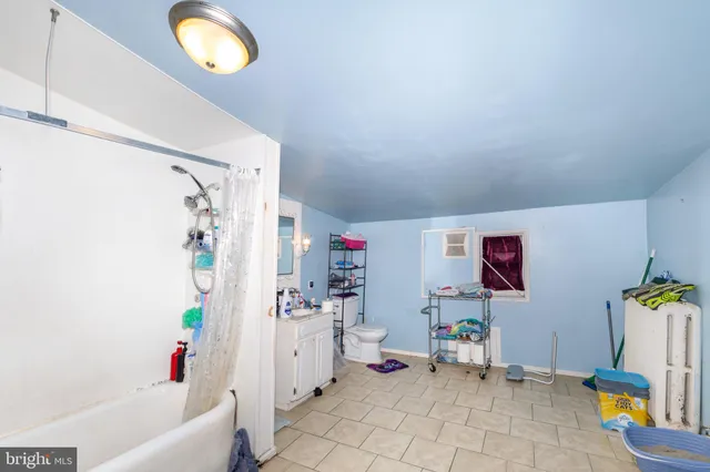 a very nice looking room with a mirror