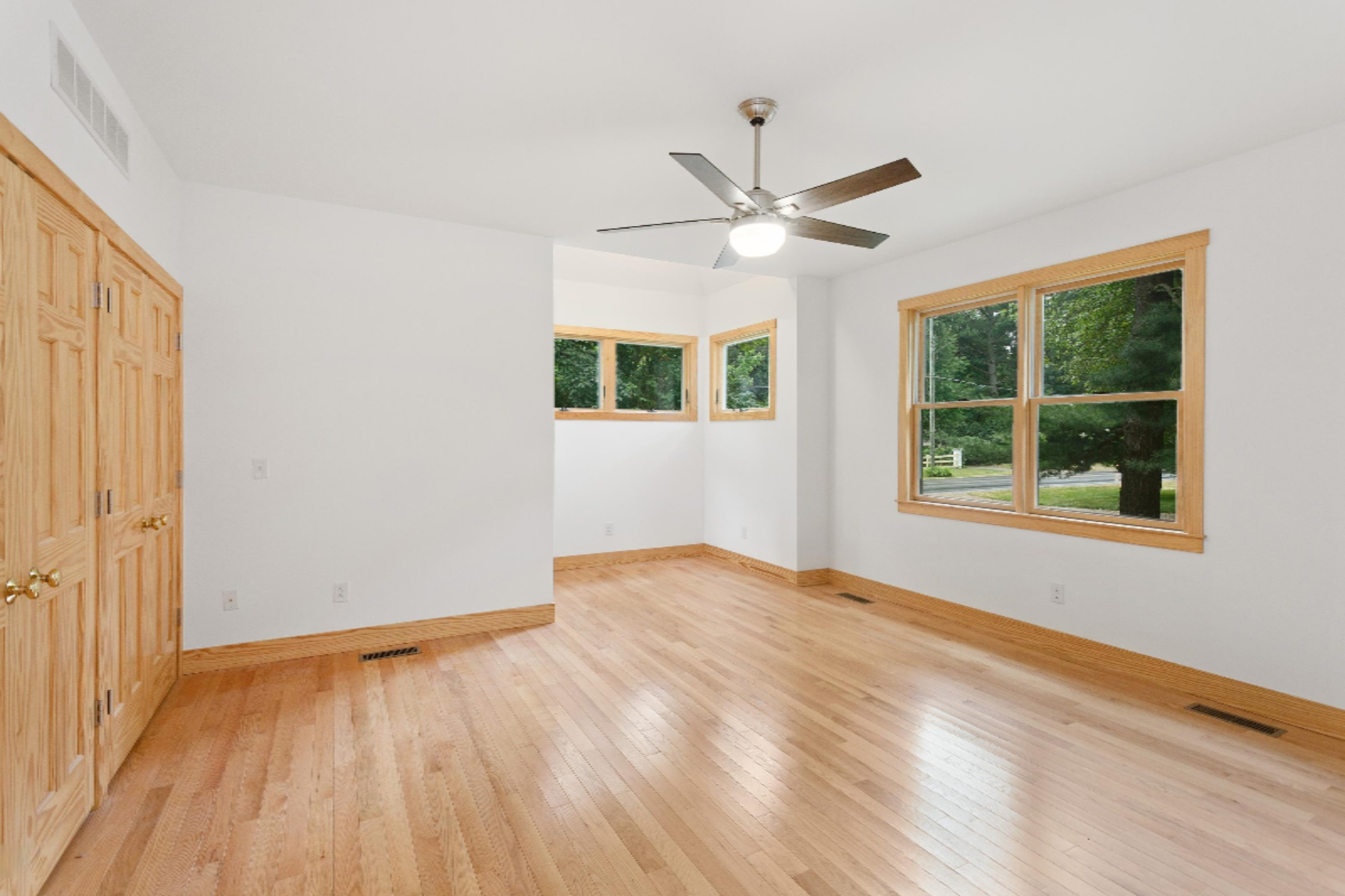 15880 B Lakeshore Road Union Pier, MI 49129 - Photo 13 of 32 15_15880BLakeshoreRoad_14_MasterBedroom_