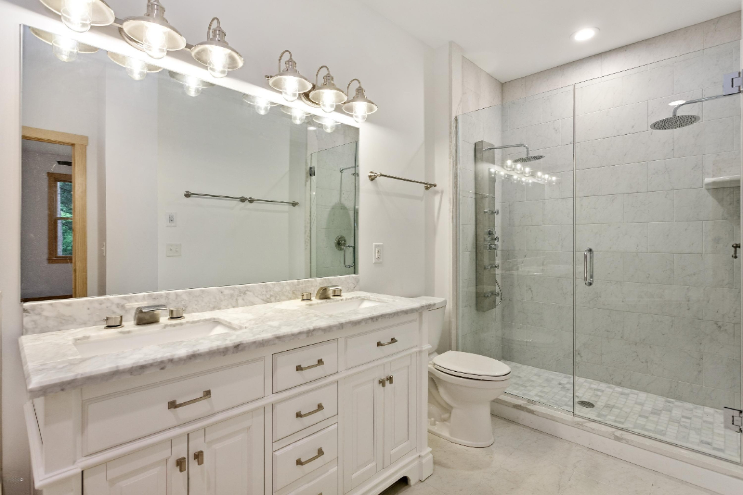 15880 B Lakeshore Road Union Pier, MI 49129 - Photo 14 of 32 17_15880BLakeshoreRoad_13_MasterBathroom