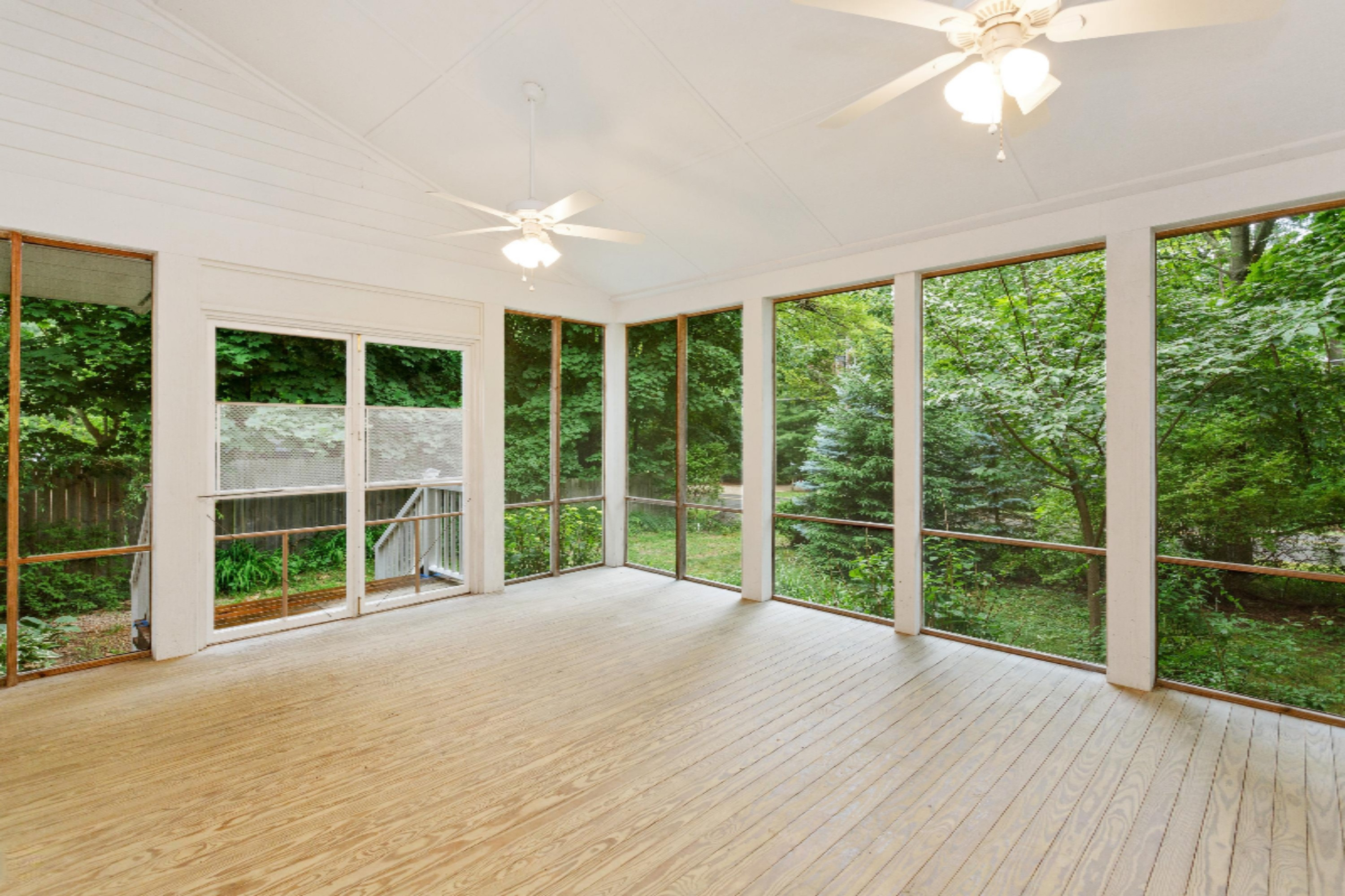 15880 B Lakeshore Road Union Pier, MI 49129 - Photo 4 of 32 12_15880BLakeshoreRoad_97_SunRoom_HiRes