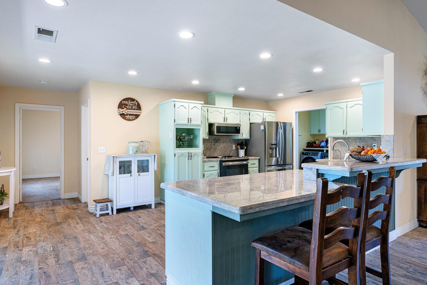 5741 Elwood Road Sanger, CA 93657 - Photo 14 of 71 Kitchen Bar