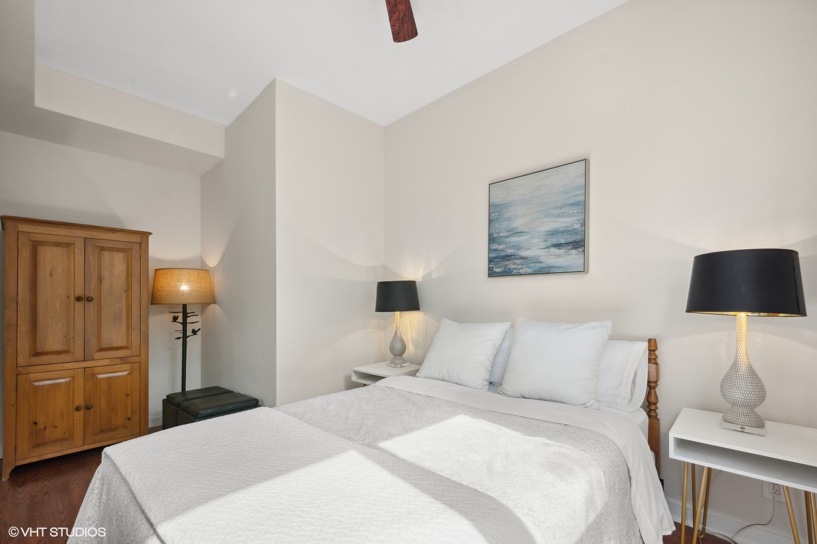 2008 West Roscoe Street, Unit 2 Chicago, IL 60618 - Photo 10 of 13 a bedroom with a bed and a lamp