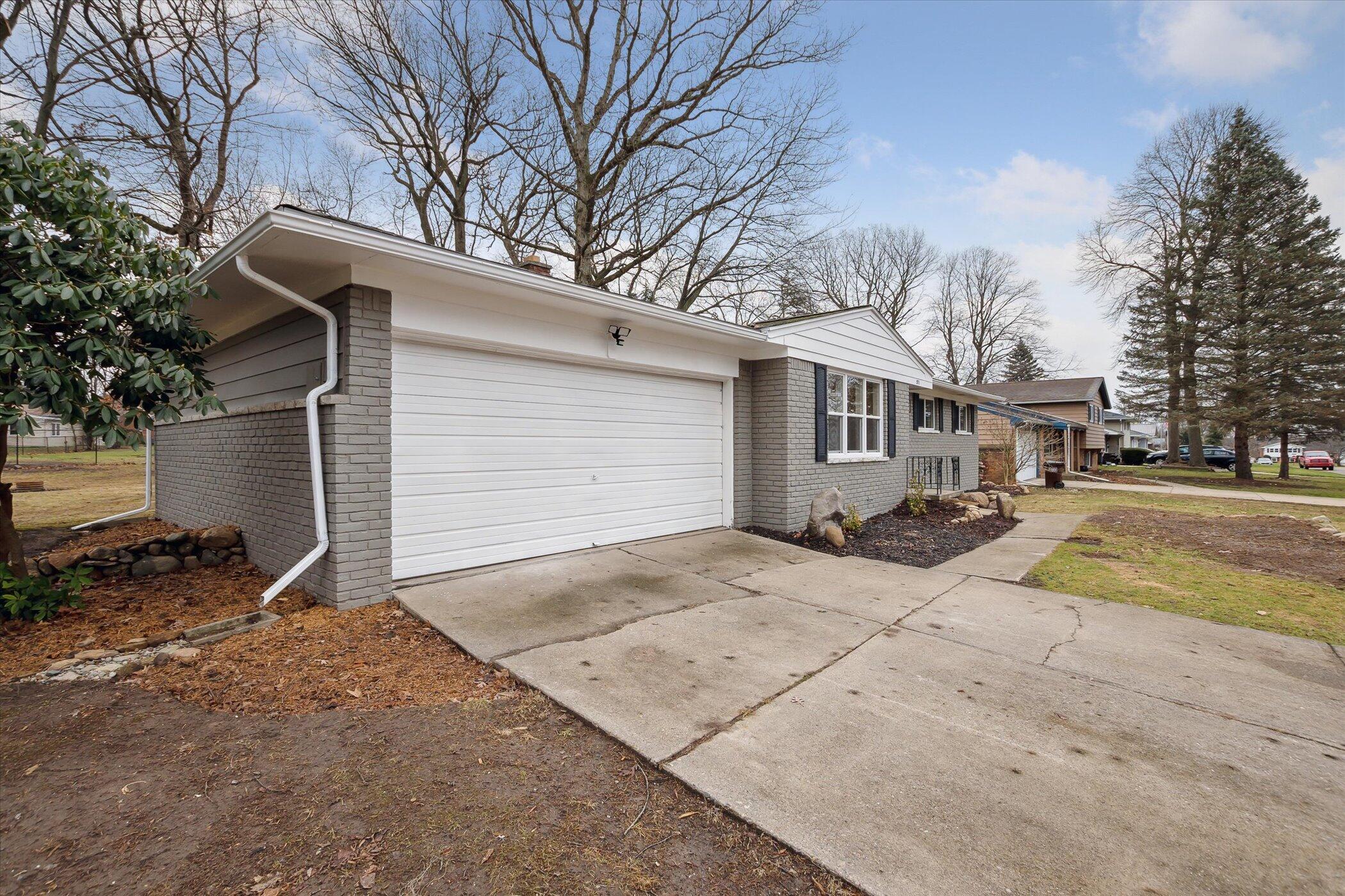571 Christopher Road Jackson, MI 49203 - Photo 2 of 35 02-571-Christopher-Rd-Jackson-MI-49203-W