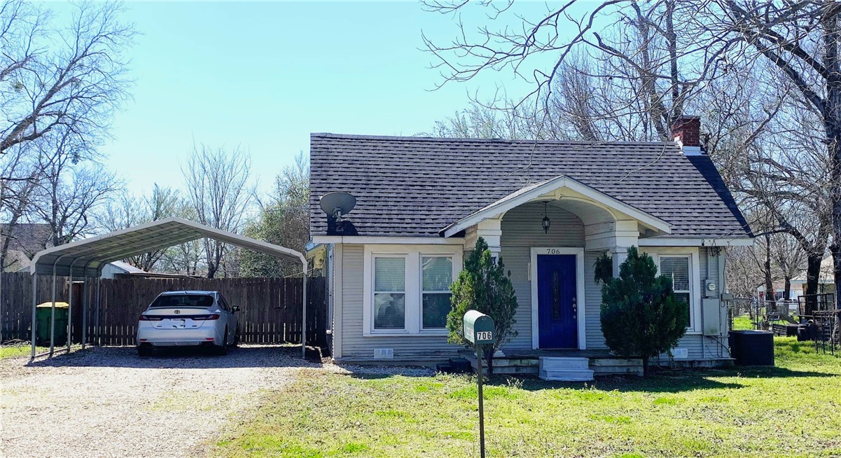 706 West Navasota Street Groesbeck, TX 76642 - Photo 1 of 18 a front view of a house with garden