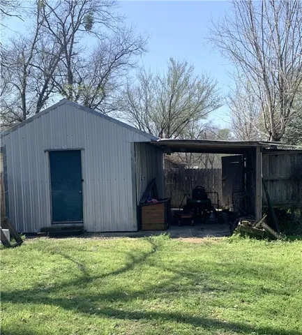 a view of entryway front of a house