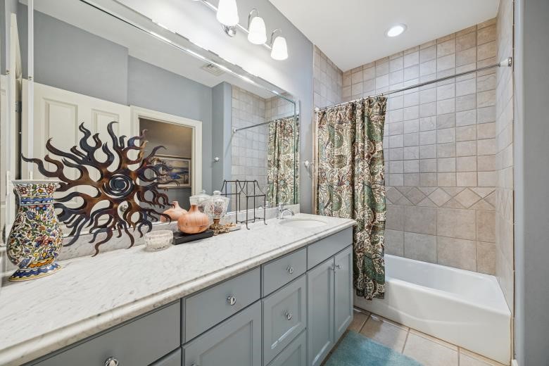 914 Main Street, Unit 1204 Houston, TX 77002 - Photo 15 of 34 Large 2nd bathroom with tub/shower.