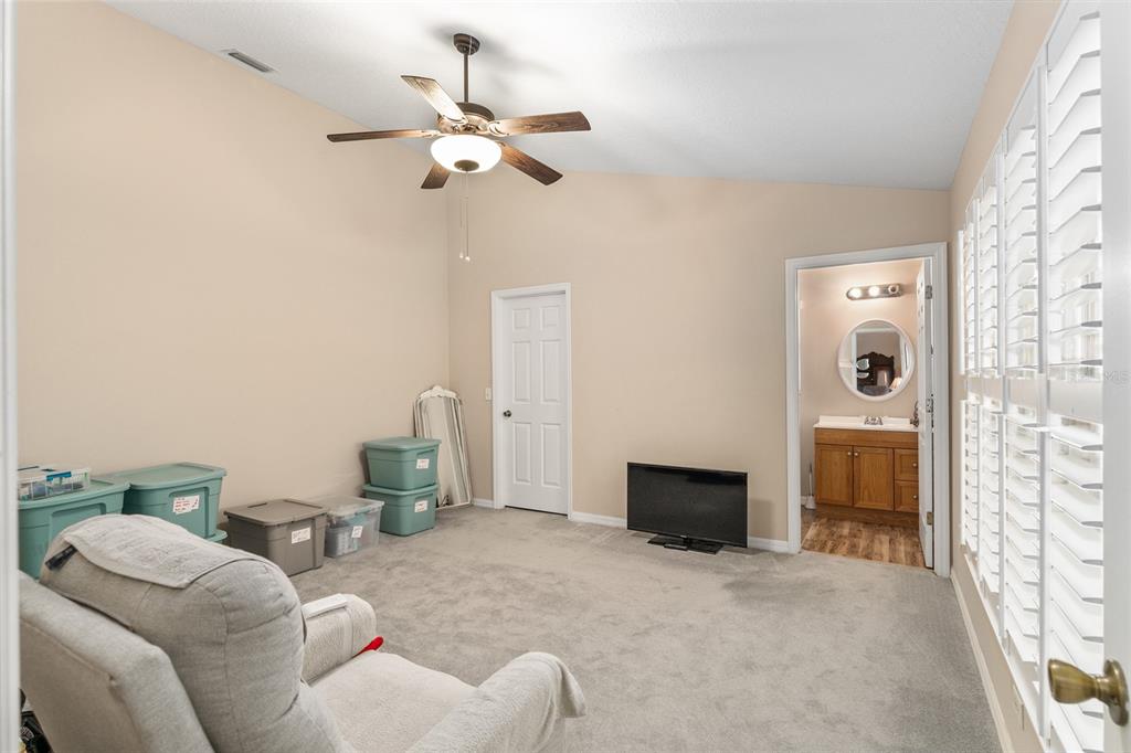 2121 Vindale Road Tavares, FL 32778 - Photo 20 of 37 a living room with furniture