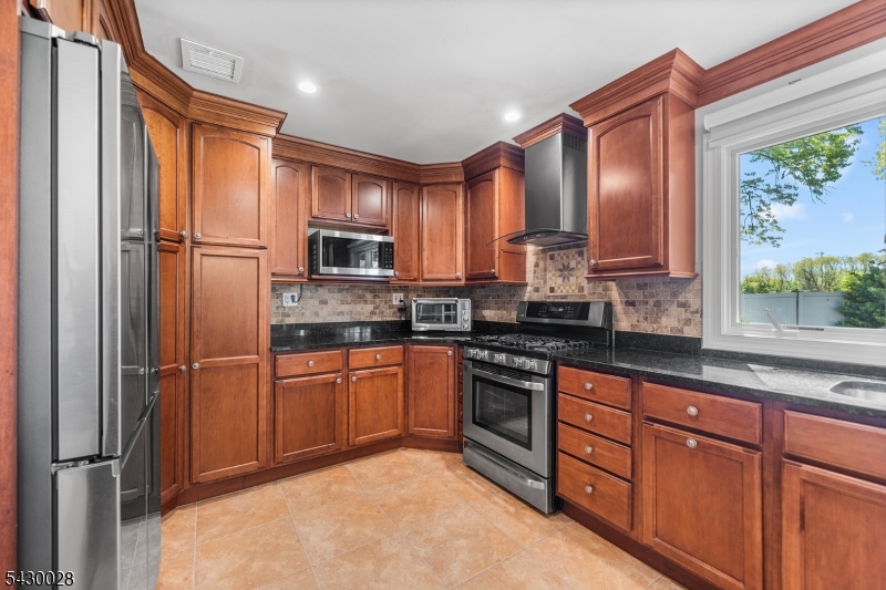 124 Crain Road Paramus, NJ 07652 - Photo 13 of 48