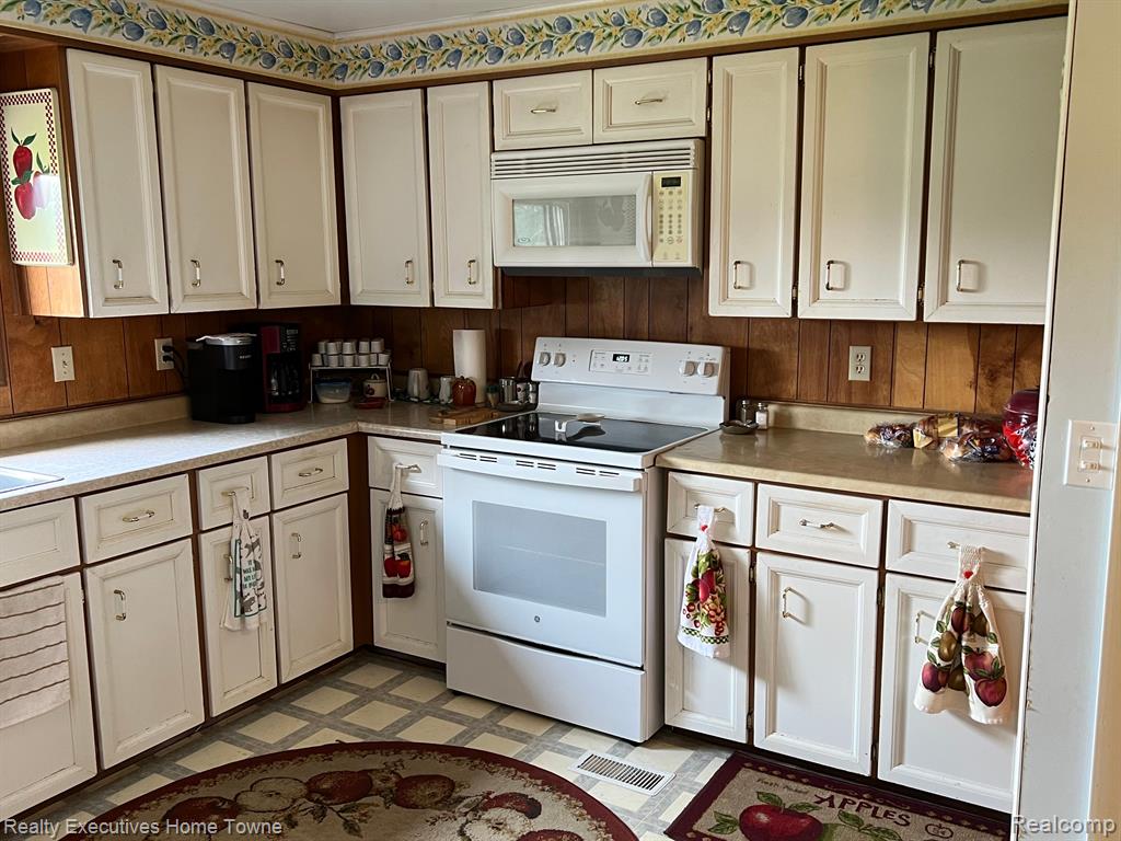 5690 Harrington Road Croswell, MI 48422 - Photo 4 of 24