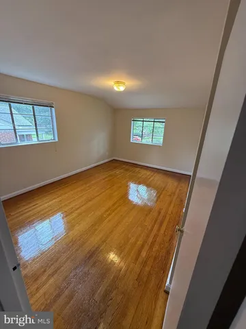 a view of empty room with window