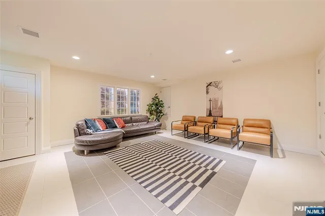 $2,590,000 | 186 Hickory Lane, Closter, NJ 07624