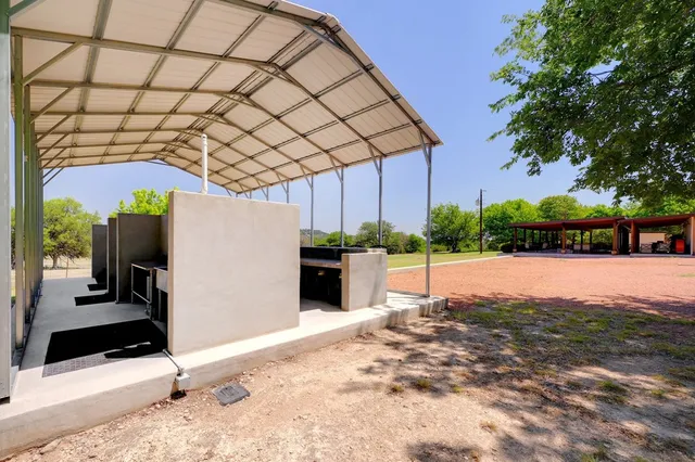 a view of a backyard