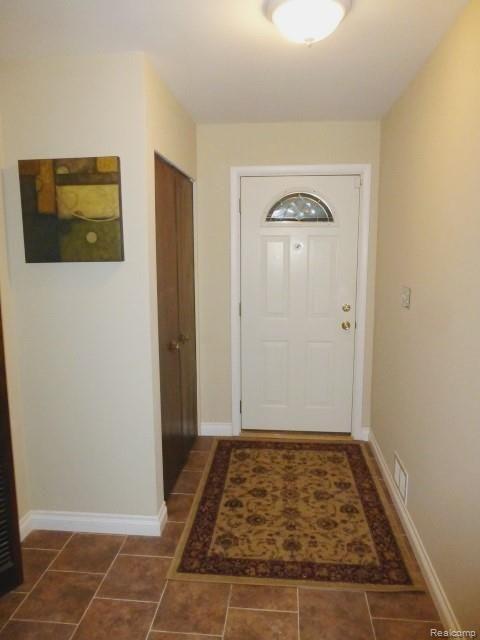 29715 Rambling Road Southfield, MI 48076 - Photo 3 of 18