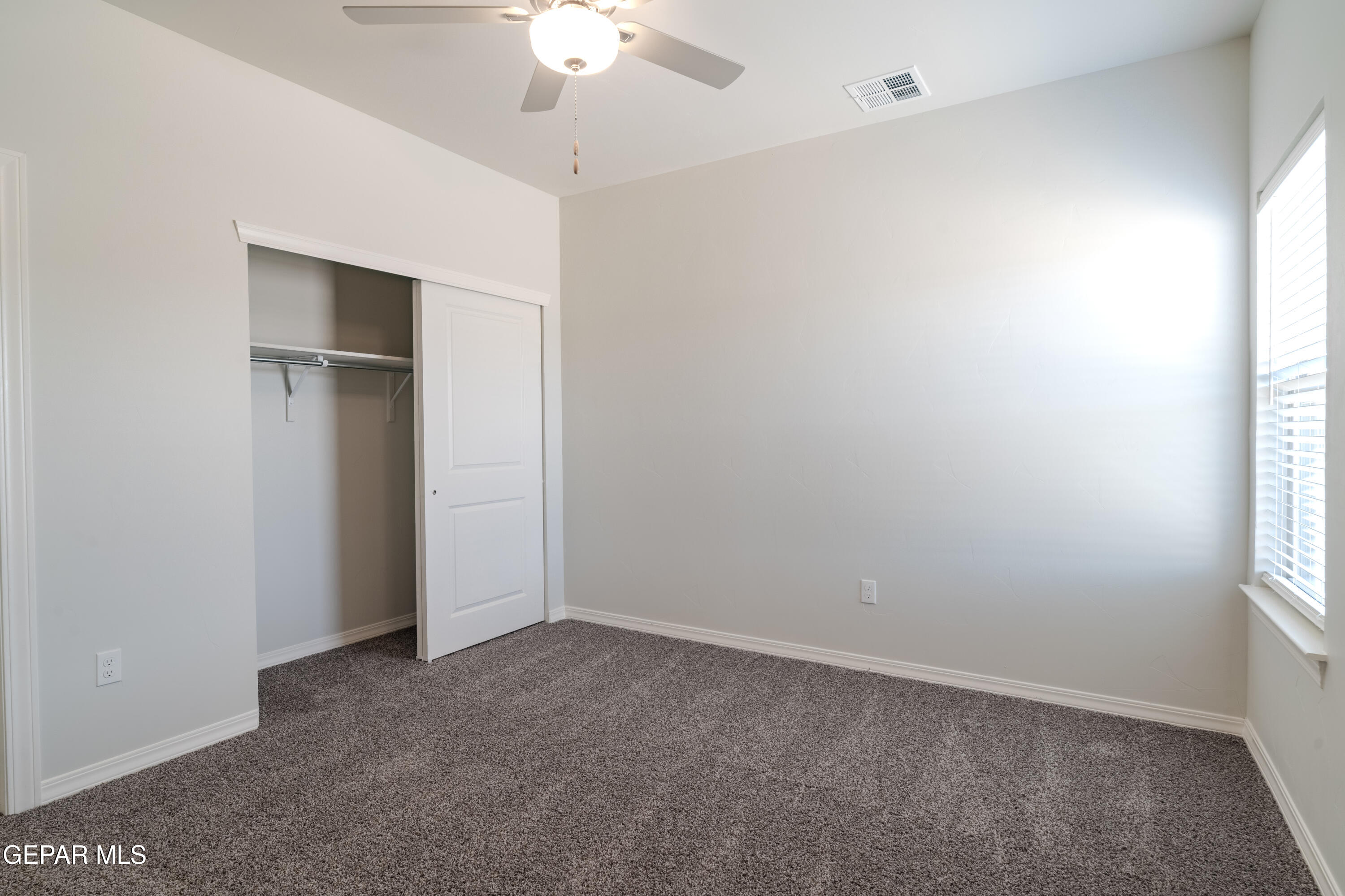 985 Barbara Avenue Socorro, TX 79927 - Photo 11 of 29 an empty room with a empty space and a window