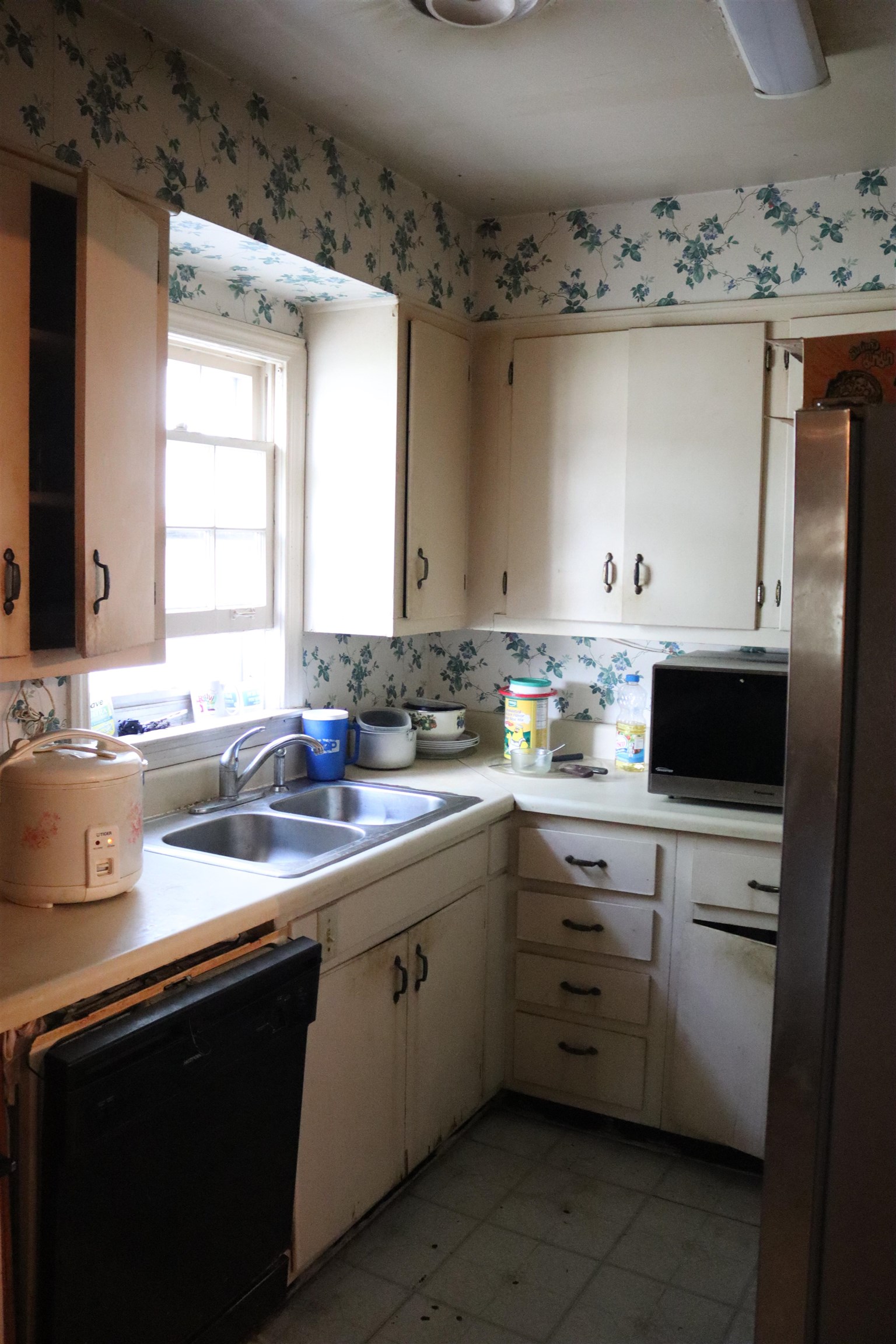 4106 Vaughn Road Memphis, TN 38122 - Photo 4 of 12 a kitchen with stainless steel appliances white cabinets and sink