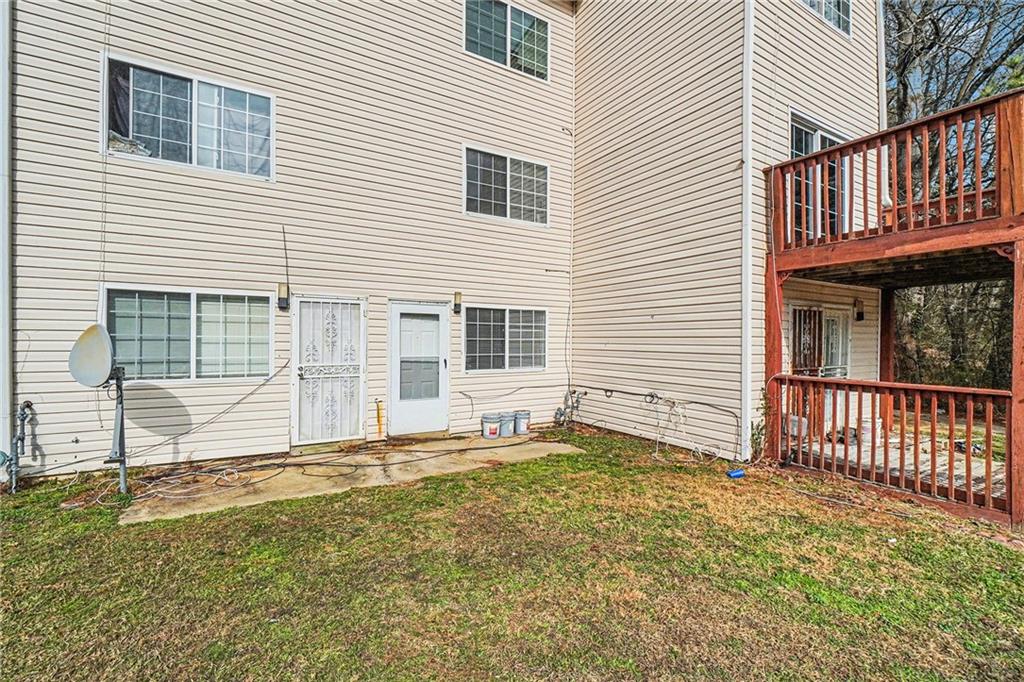 405 Fairburn Road Southwest, Unit 231 Atlanta, GA 30331 - Photo 15 of 16 a view of a house with a backyard