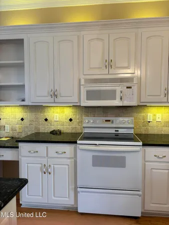 $2,100 | 554 Hanauma Place, Diamondhead, MS 39525