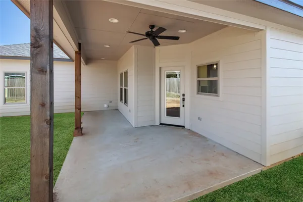a view of a big room with closet