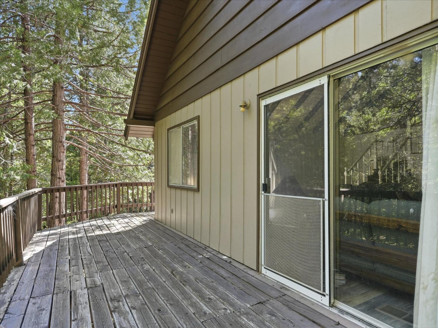 45167 Tolladay Road Oakhurst, CA 93644 - Photo 27 of 50 a balcony with wooden floor